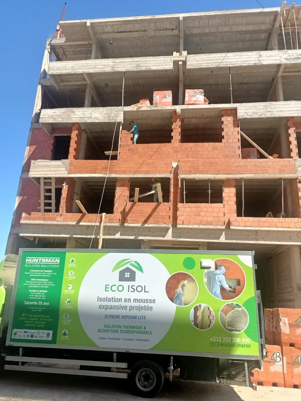 Chantier gros œuvre et élévation maçonnerie brique rouge immeuble R+4 à Fès