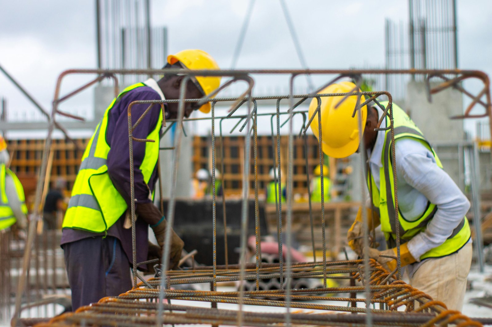 ⁠Ouvriers et techniciens travaillant sur le ferraillage d'un chantier de bâtiment⁠