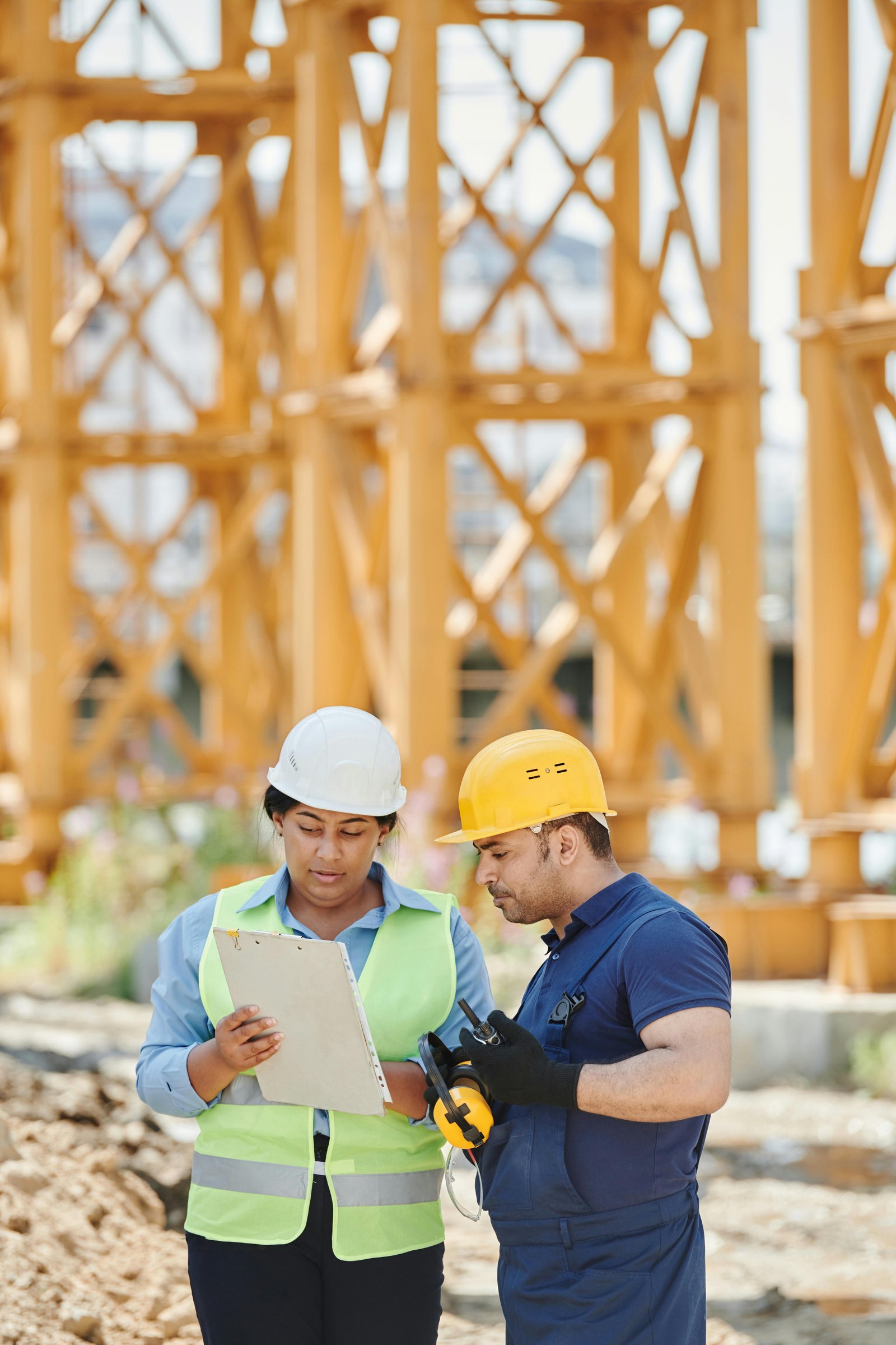 ⁠Ingénieurs assurant la gestion et la réalisation complète d'un chantier en solution clé en main⁠