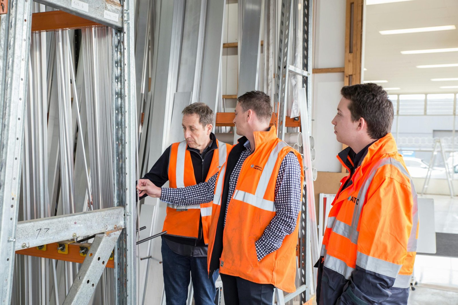 ⁠Nos experts en bâtiment au Maroc lors d'une inspection technique des matériaux⁠