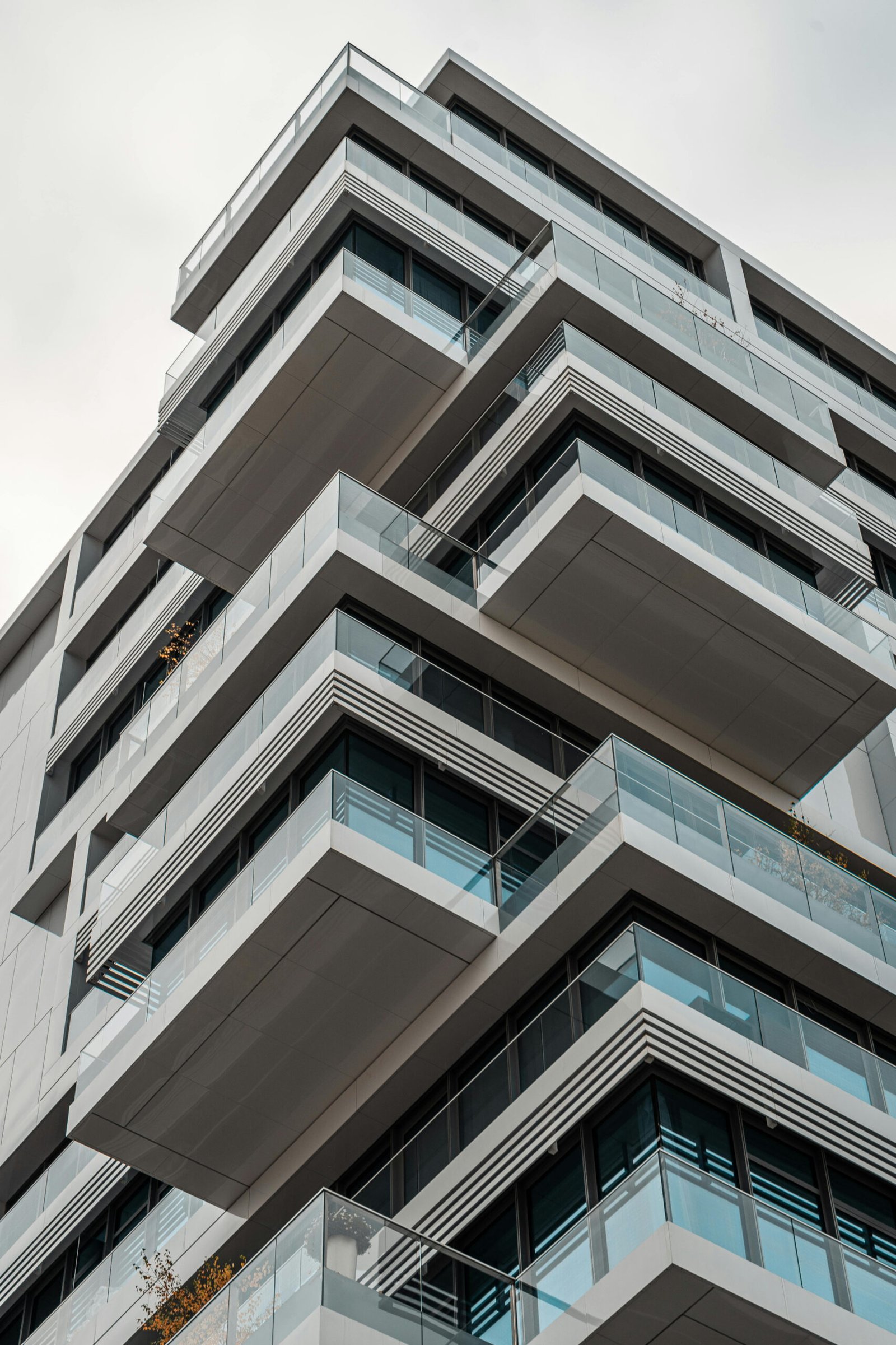 ⁠Façade moderne de bâtiment reflétant la qualité de nos réalisations immobilières au Maroc
