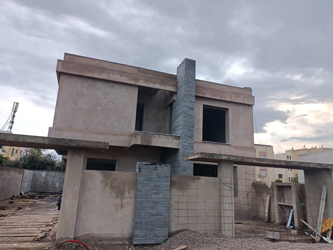 Chantier villa moderne en cours de finition et pose de parement pierre à Fès - AT Construction