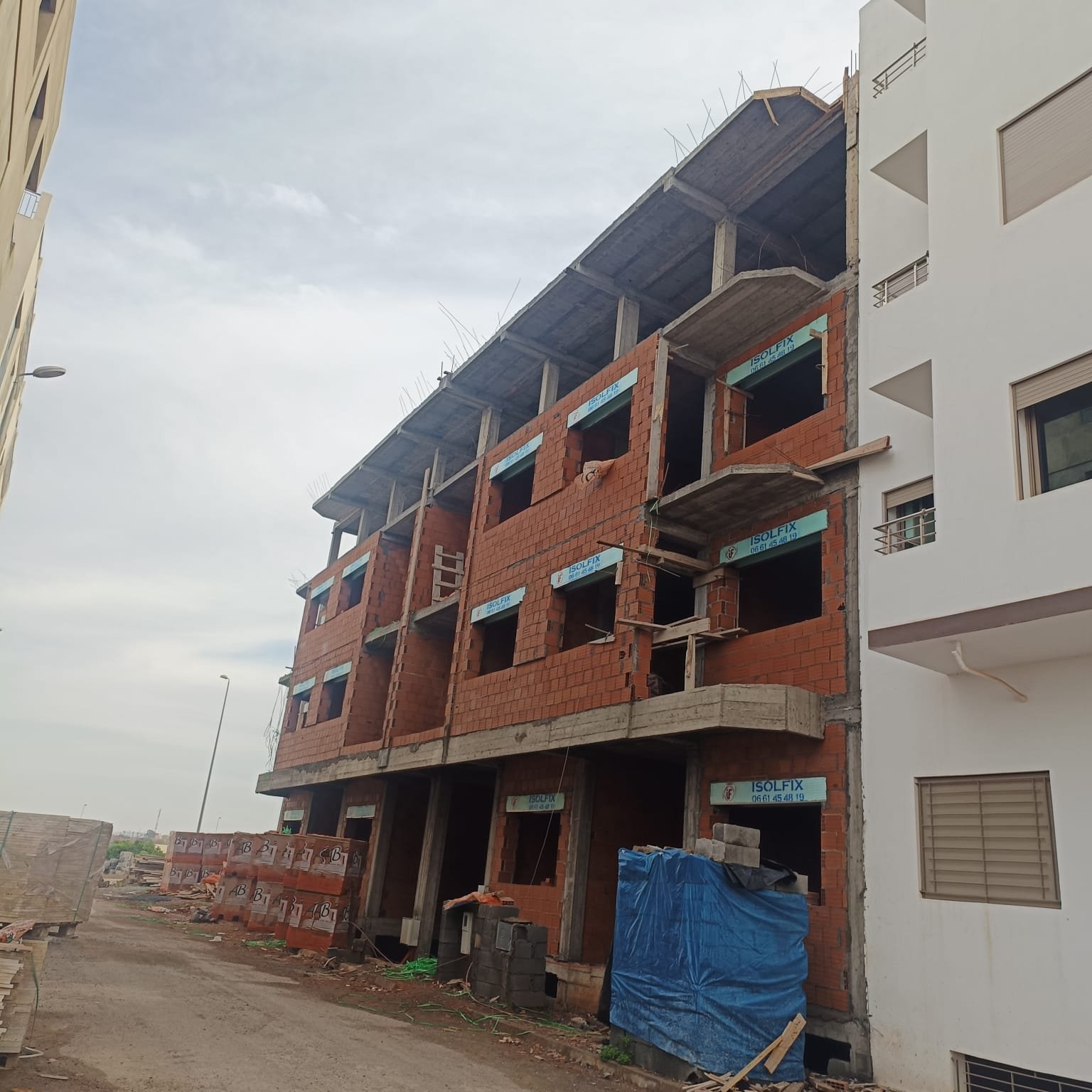 Travaux d'enduit extérieur de façade sur chantier d'immeuble à Témara - BTP Maroc