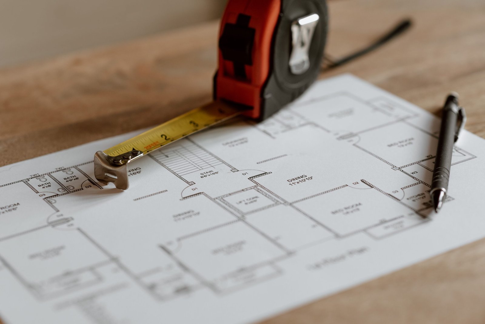 Mètre ruban sur plan de construction et chantier