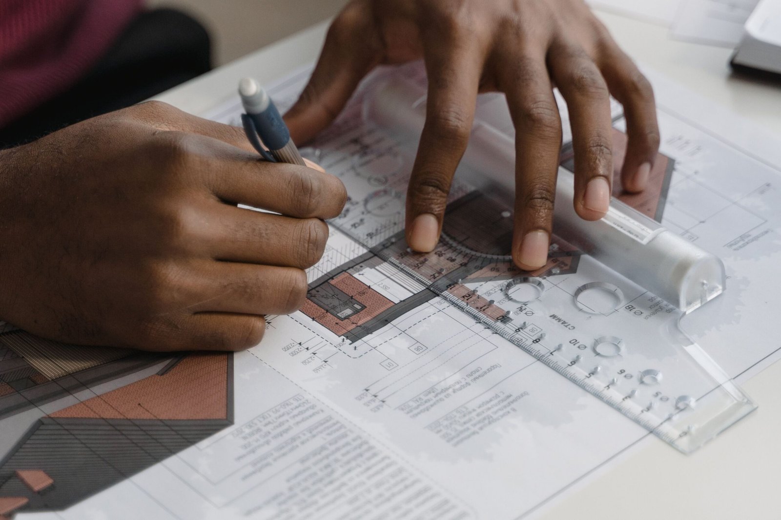 Architecte dessinement plan sur table travail