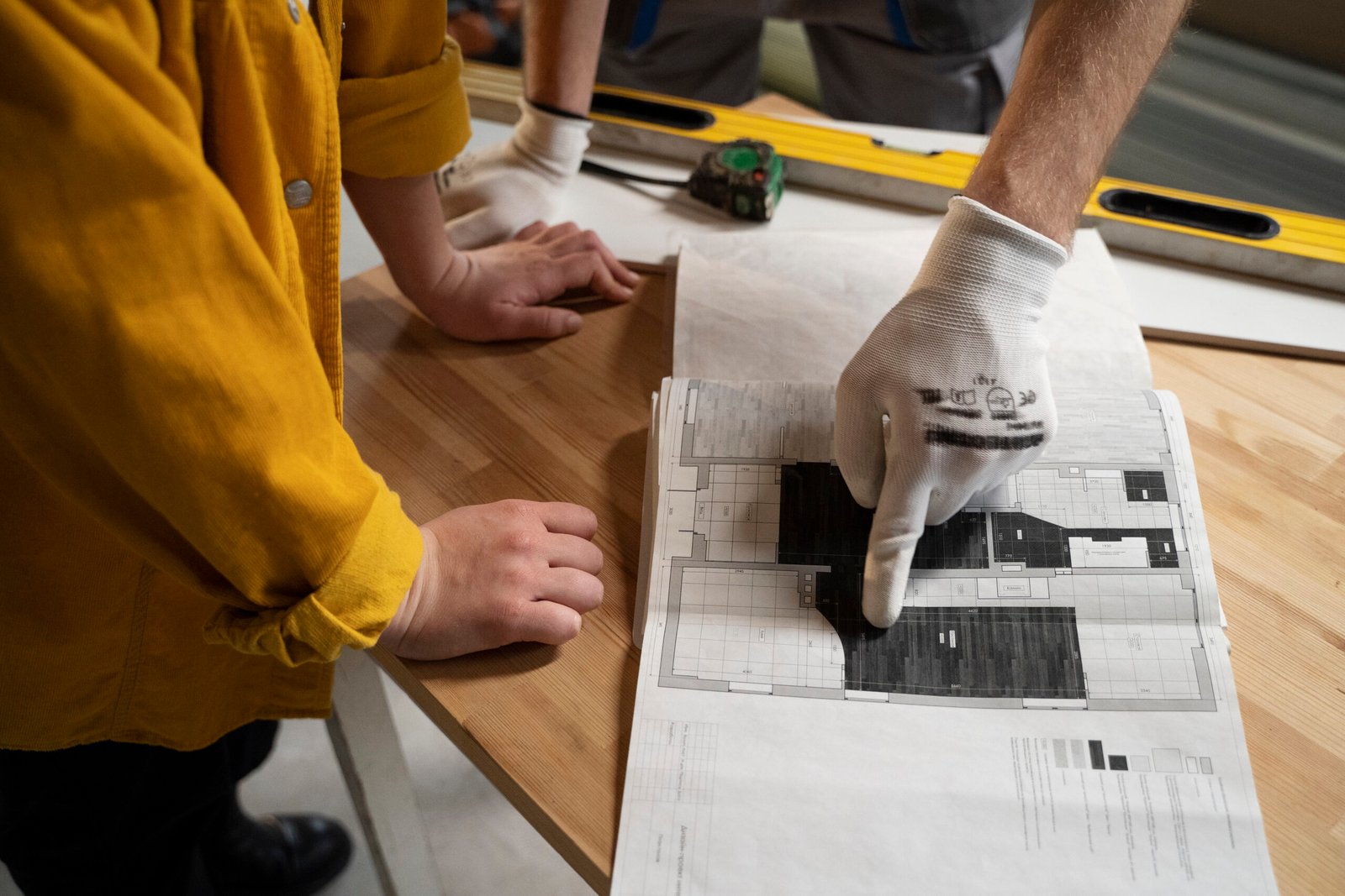 Ouvriers de construction examinant un plan technique sur un chantier